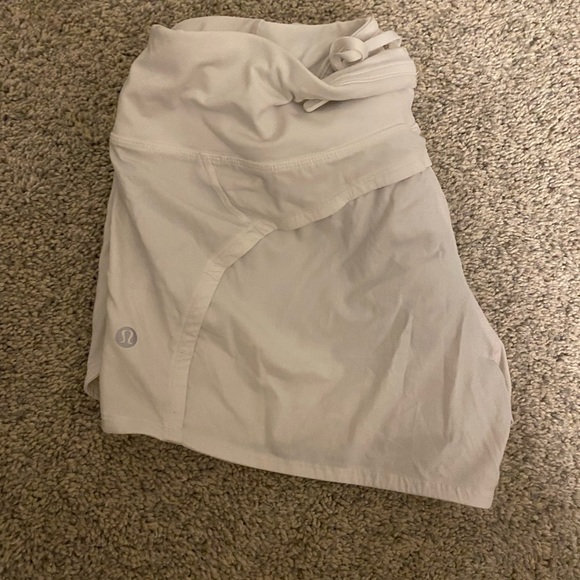 White lululemon speed up shorts size 8 - Picture 3 of 5